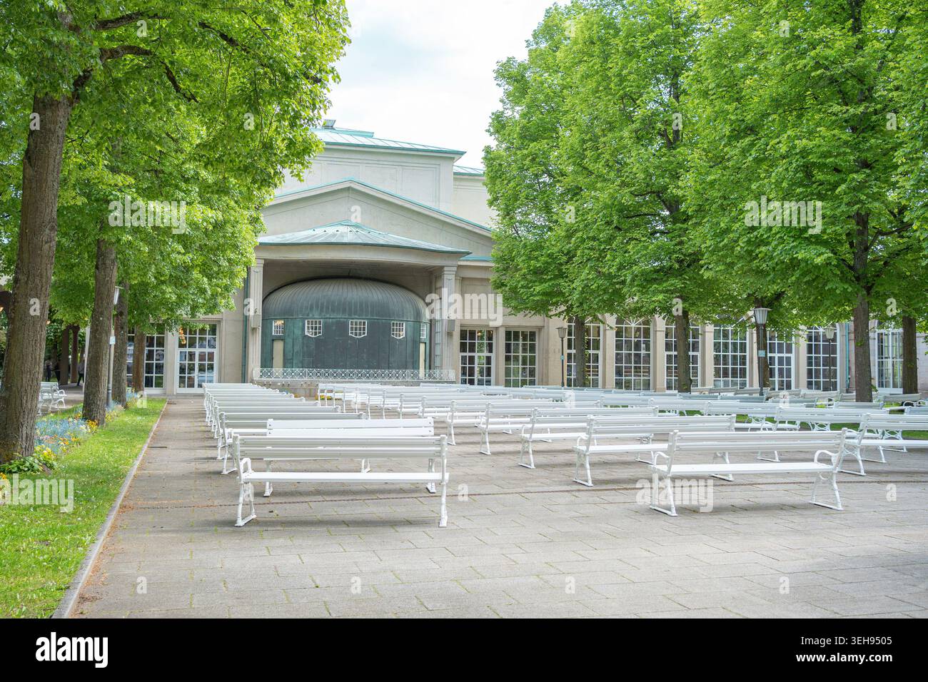 Zona parco ben tenuta con posti a sedere e architettura classica sullo sfondo. Concetto di paesaggio urbano, turismo e outdoor Foto Stock