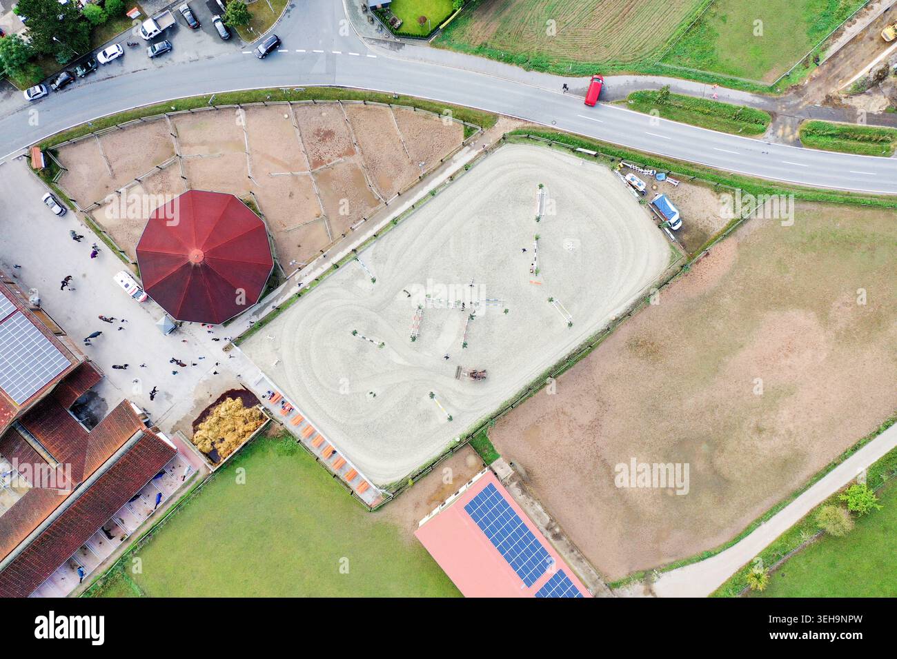 Veduta aerea del Reitclub a der Point Poxdorf, con l'arena all'aperto, le scuderie e i campi verdi circostanti sotto la luce del giorno a Poxdor Foto Stock