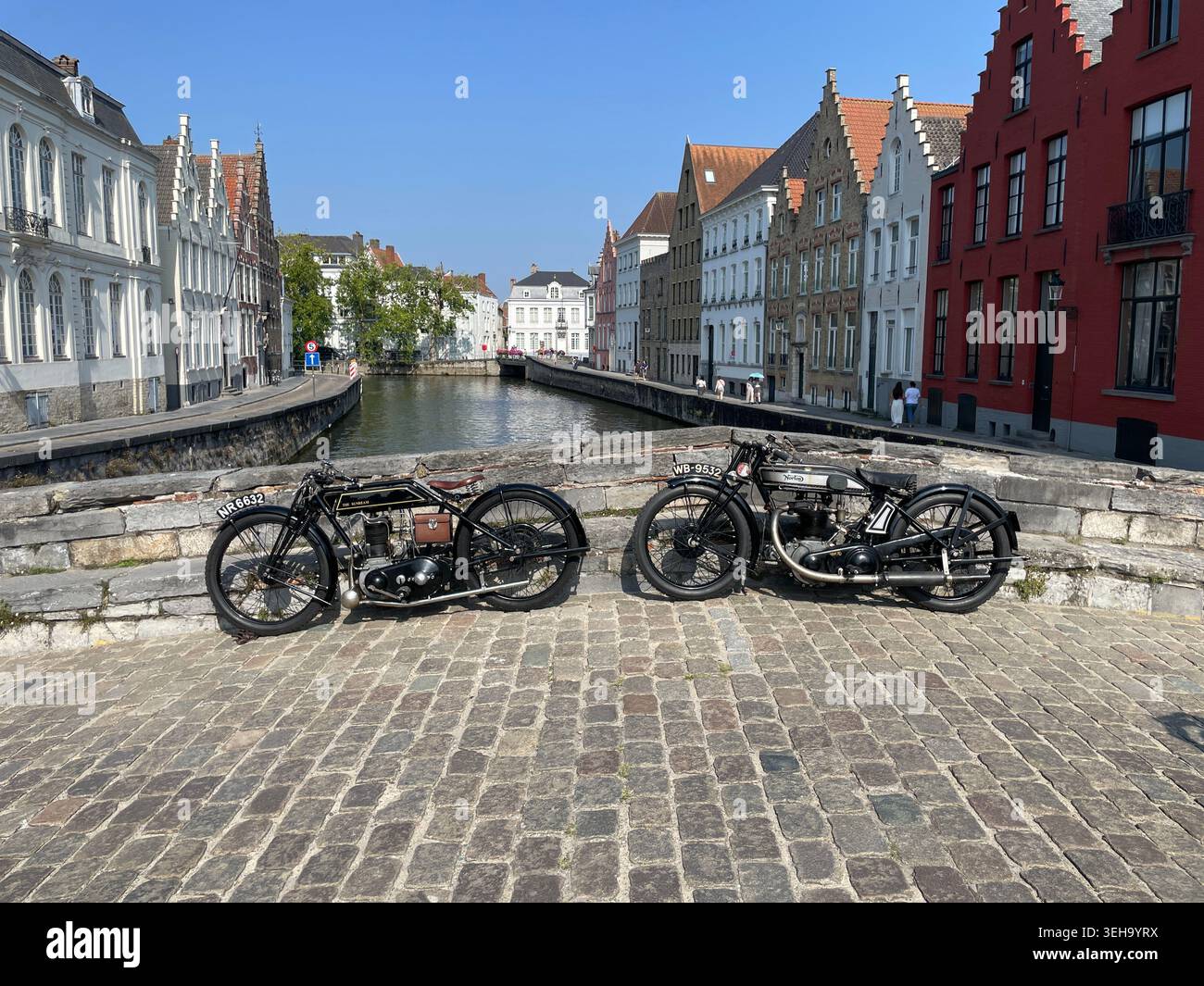 Motociclette d'epoca sul Kings Bridge di Bruges (1925 Sunbeam Longstroke e 1927 Norton Model 18) - Immagine stock catturata con smartphone