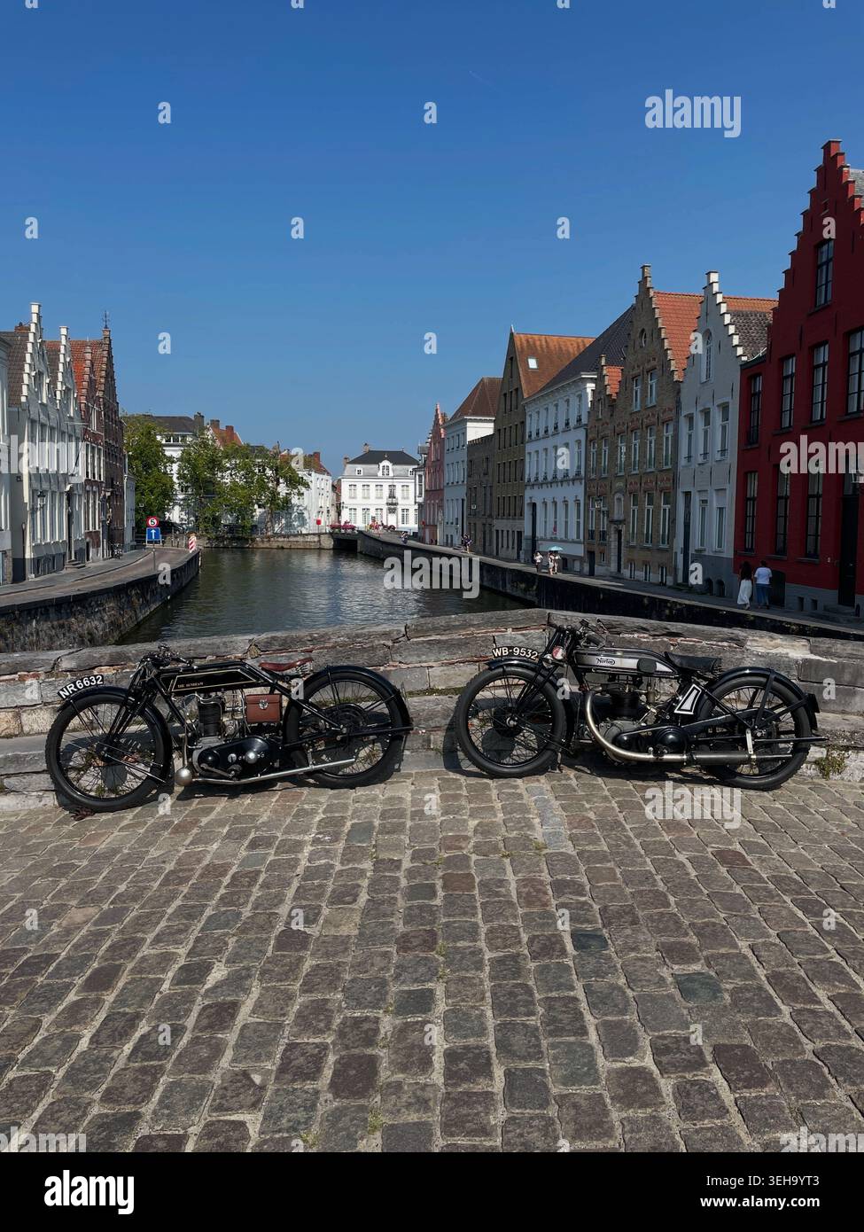 Motociclette d'epoca sul Kings Bridge di Bruges (1925 Sunbeam Longstroke e 1927 Norton Model 18) - Immagine stock catturata con smartphone