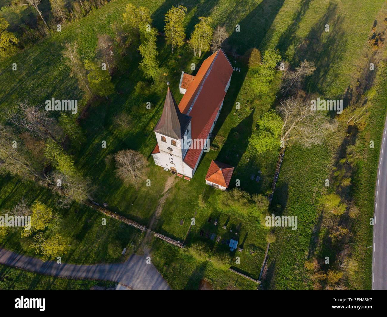 Una chiesa in un piccolo villaggio sull'isola di Hiiumaa, in Estonia Foto Stock
