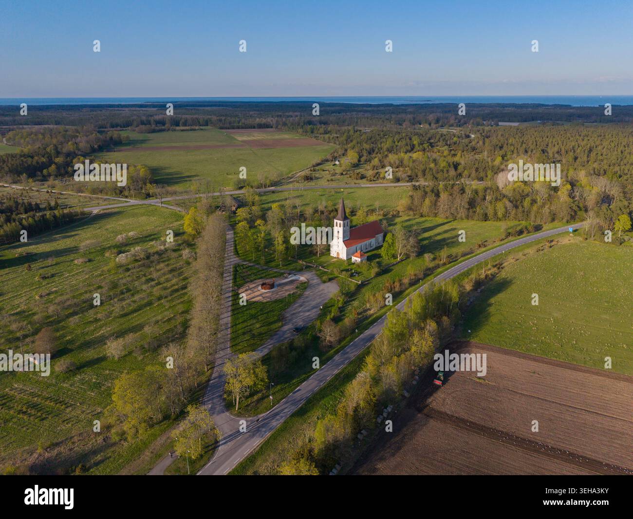 Una chiesa in un piccolo villaggio sull'isola di Hiiumaa, in Estonia Foto Stock