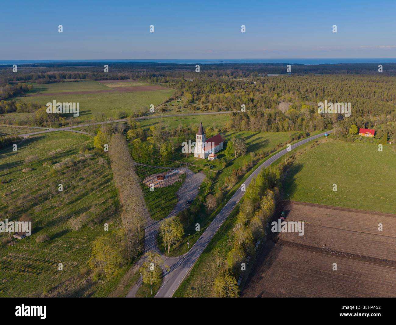 Una chiesa in un piccolo villaggio sull'isola di Hiiumaa, in Estonia Foto Stock