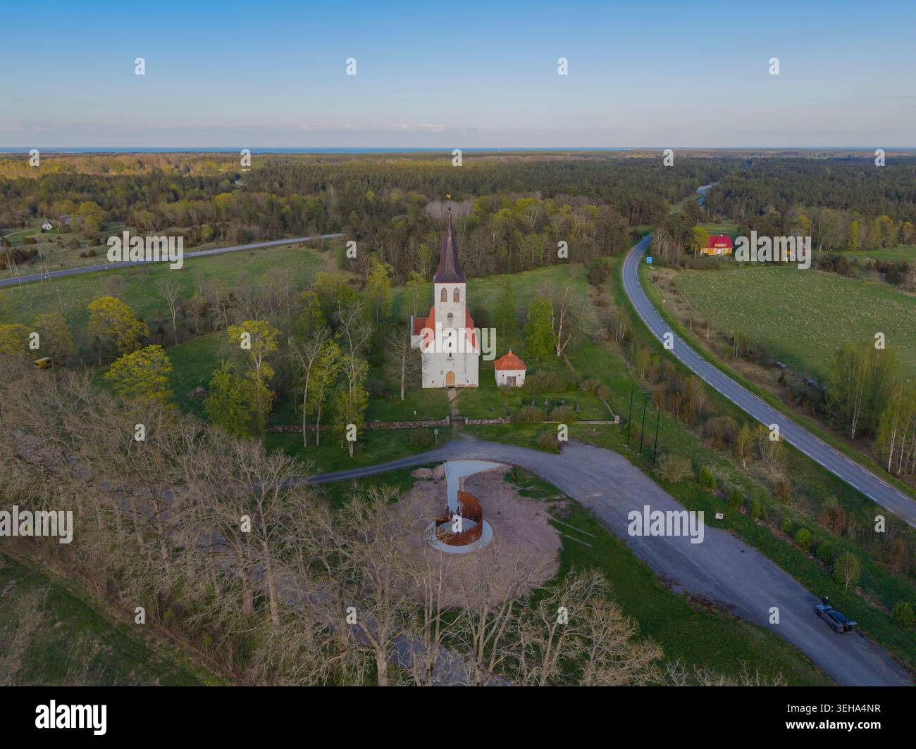 Una chiesa in un piccolo villaggio sull'isola di Hiiumaa, in Estonia Foto Stock