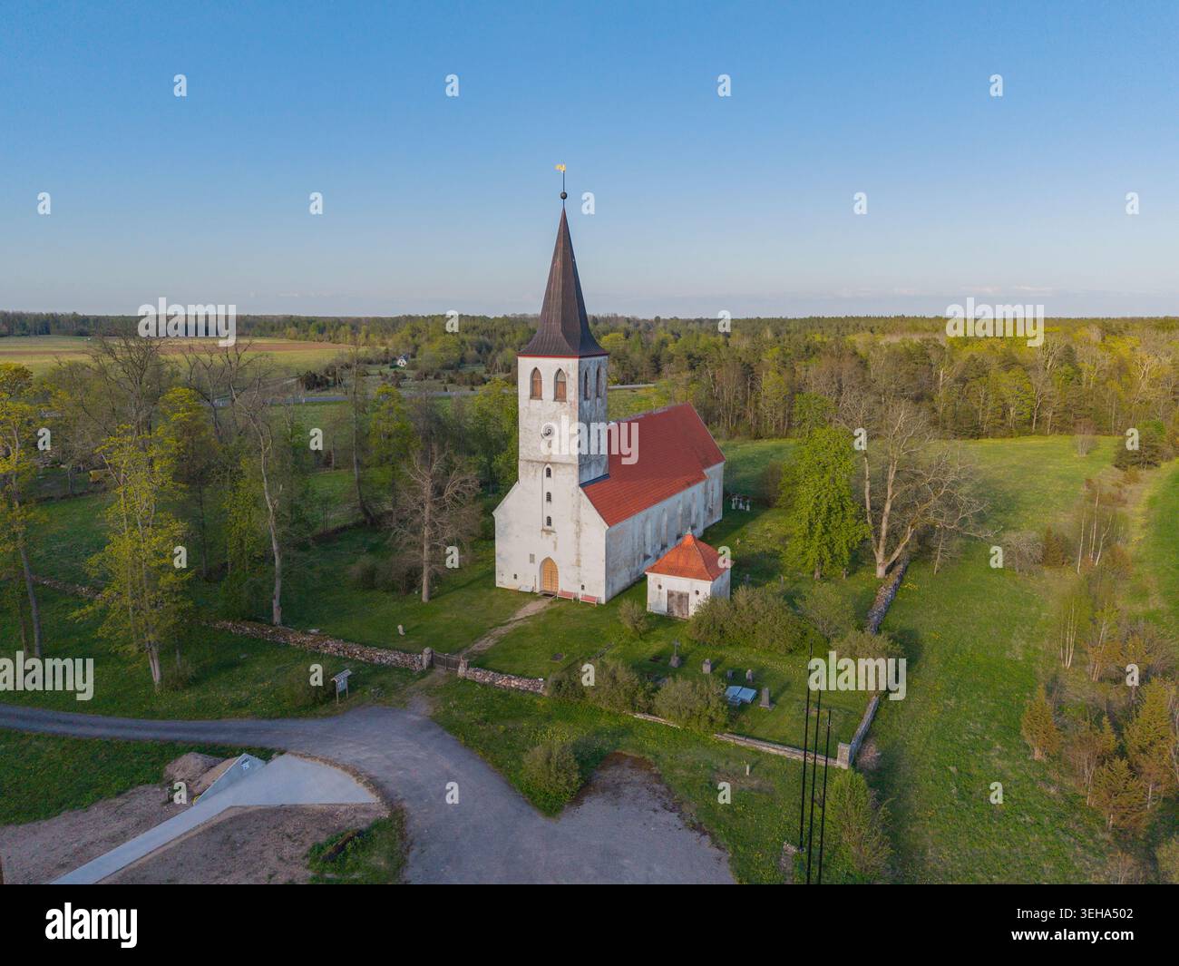 Una chiesa in un piccolo villaggio sull'isola di Hiiumaa, in Estonia Foto Stock