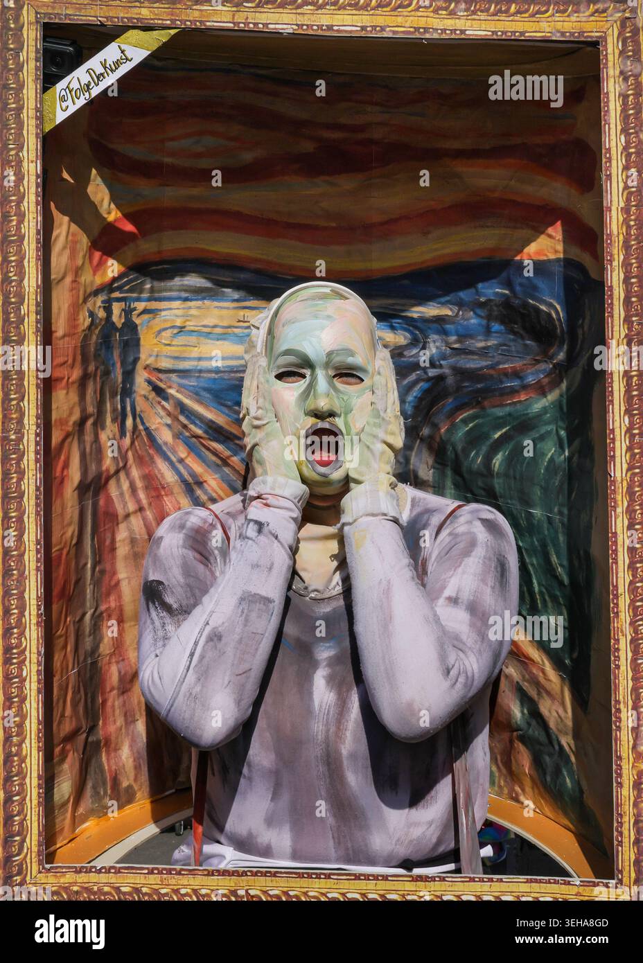 Rivelatori in costume in costume di Edward Munch "The Scream" al Düsseldorf Karneval, carnevale di strada a Duesseldorf, Germania Foto Stock