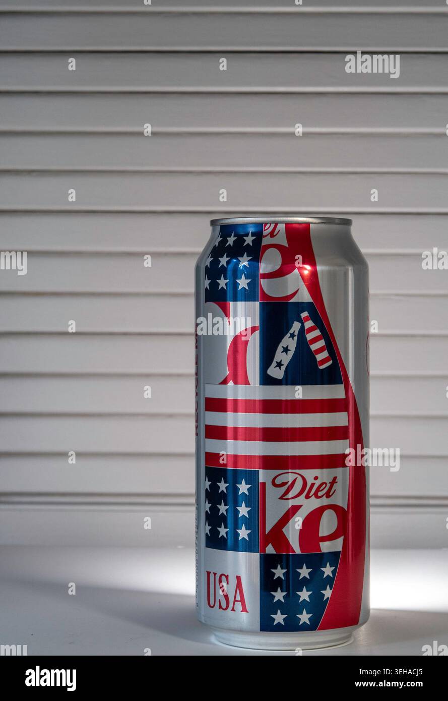 Confezione di Diet Coke con tema patriottico rosso, bianco e blu bandiera americana, 2026, Stati Uniti Foto Stock