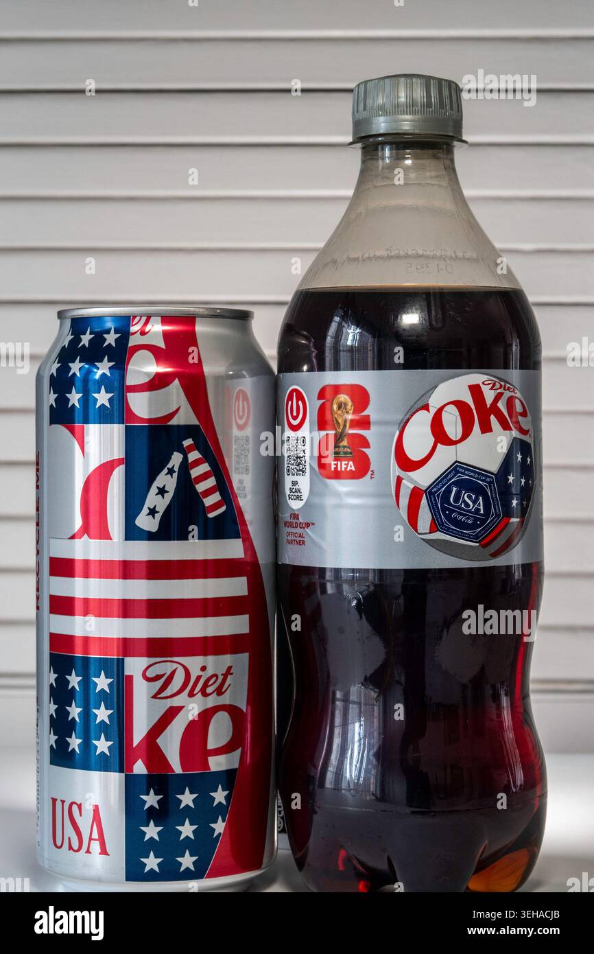 Confezione di Diet Coke con tema patriottico rosso, bianco e blu della bandiera americana e logo della Coppa del mondo 2026, Stati Uniti Foto Stock