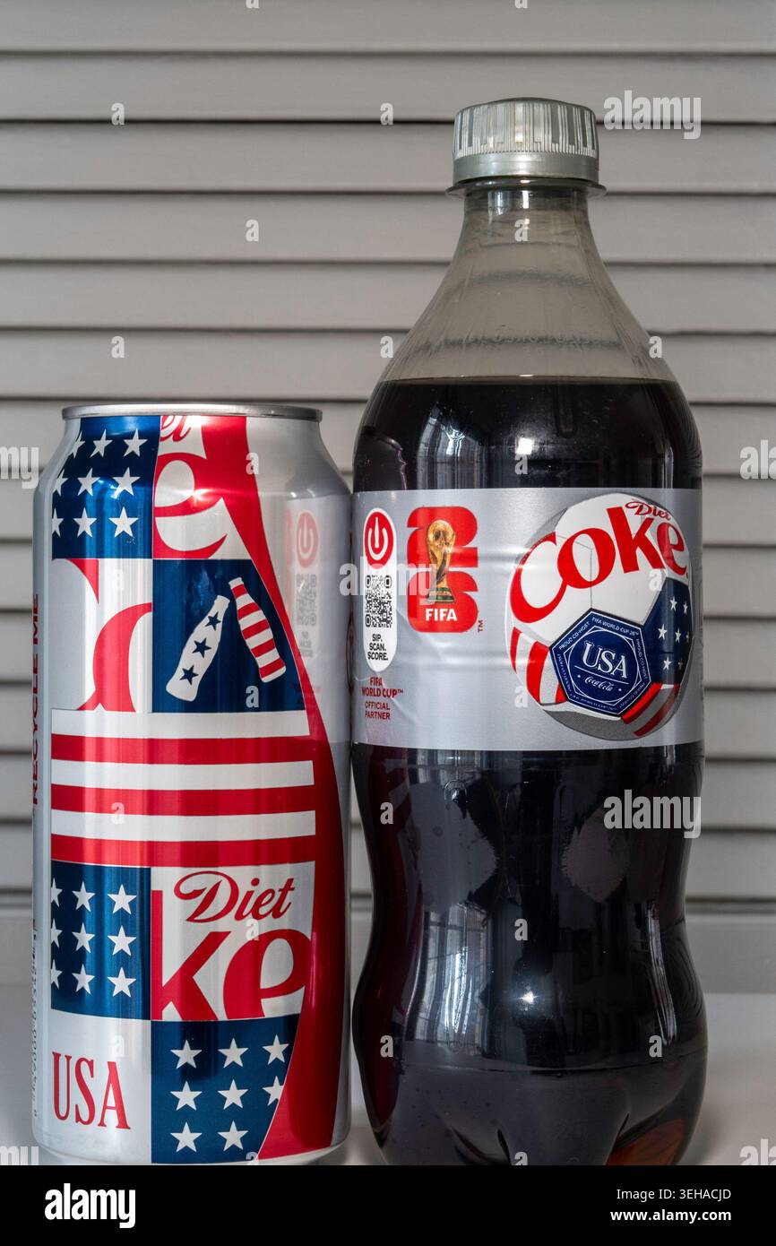 Confezione di Diet Coke con tema patriottico rosso, bianco e blu della bandiera americana e logo della Coppa del mondo 2026, Stati Uniti Foto Stock