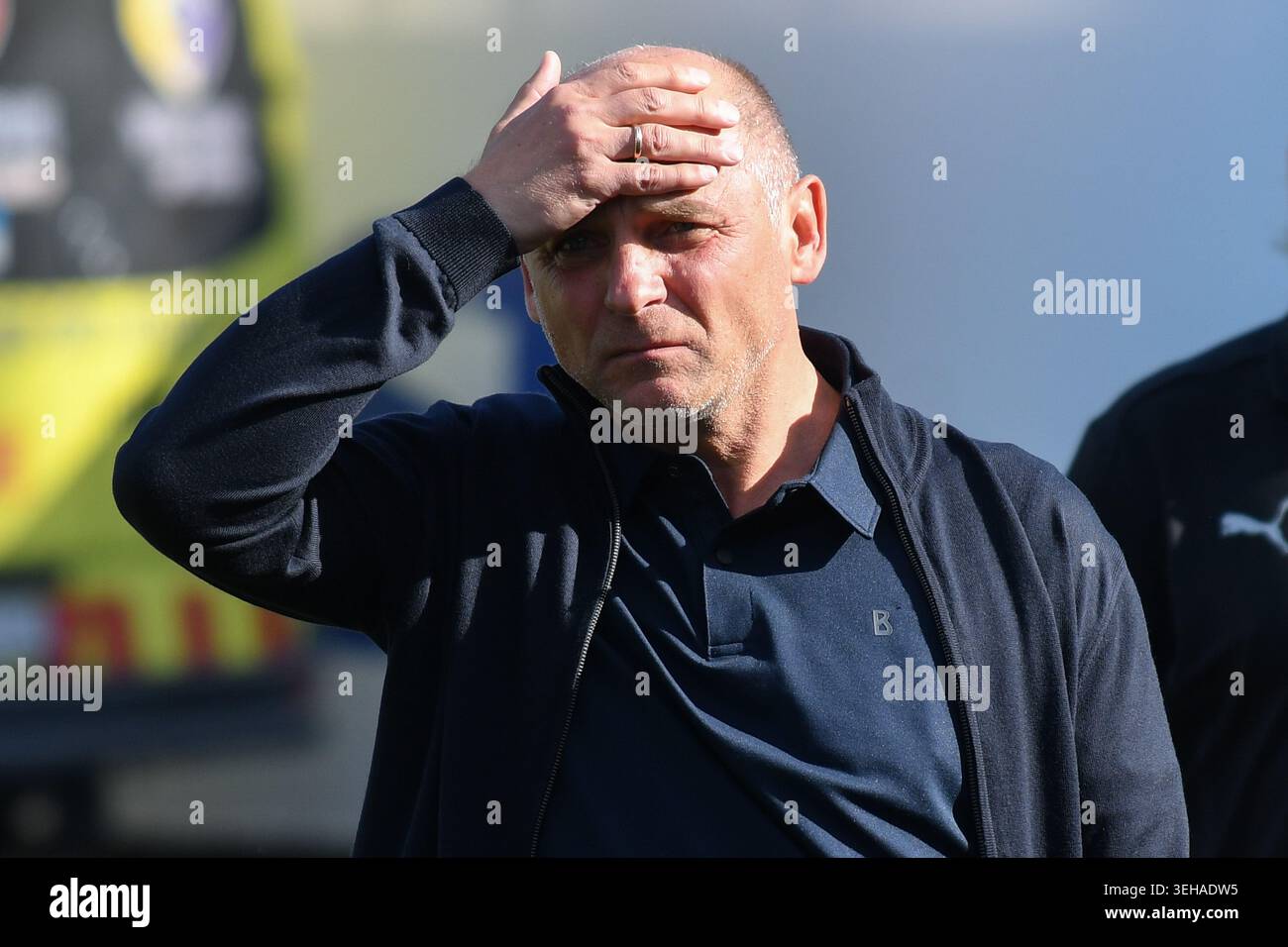 Il capo-allenatore Viktor Skrypnyk del FC Zorya Luhansk visto durante la partita di Premier League Ucraina tra FC Karpaty Lviv e FC Zorya Luhansk allo stadio Ukraina Foto Stock