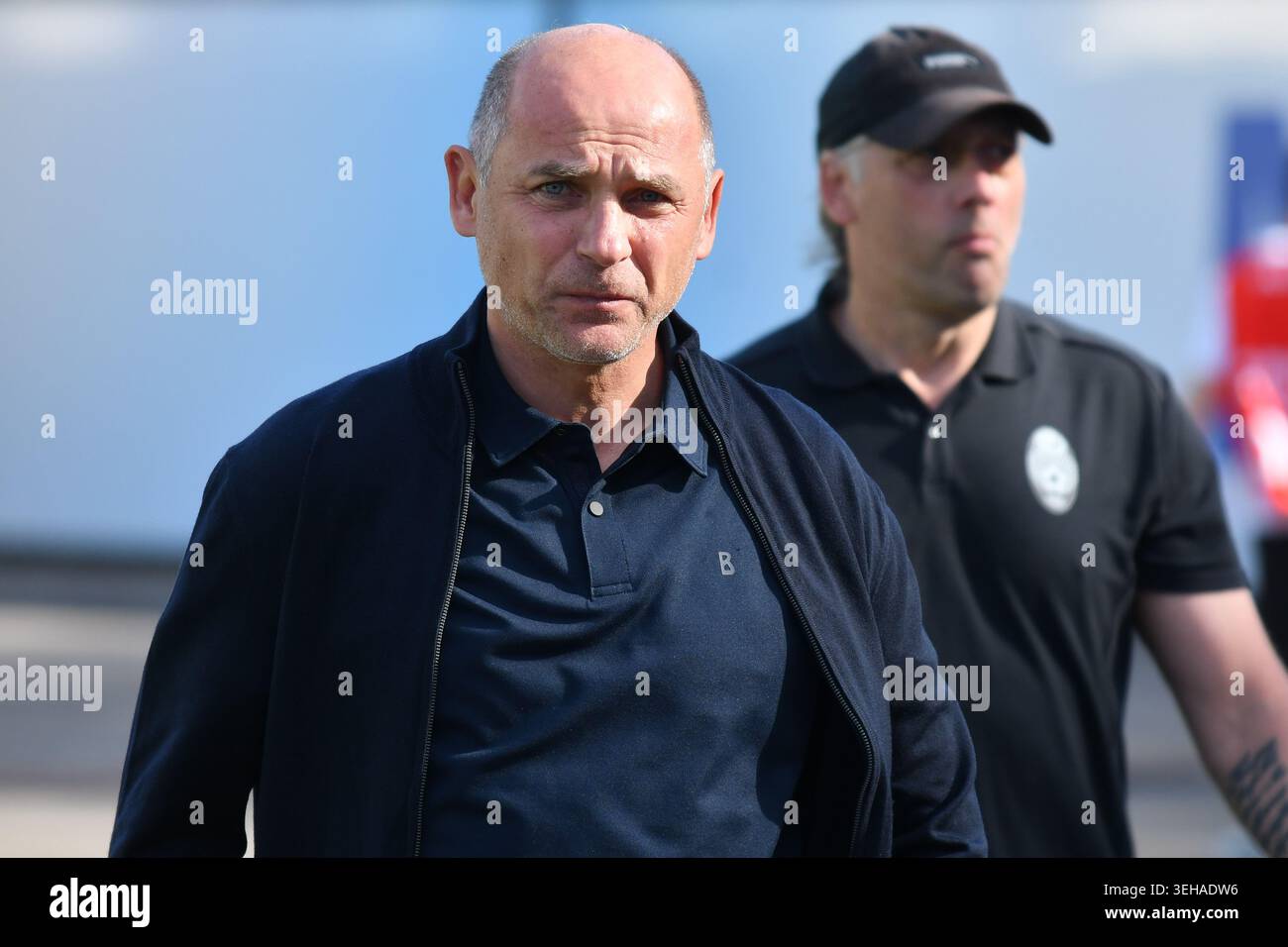 Il capo-allenatore Viktor Skrypnyk del FC Zorya Luhansk visto durante la partita di Premier League Ucraina tra FC Karpaty Lviv e FC Zorya Luhansk allo stadio Ukraina Foto Stock