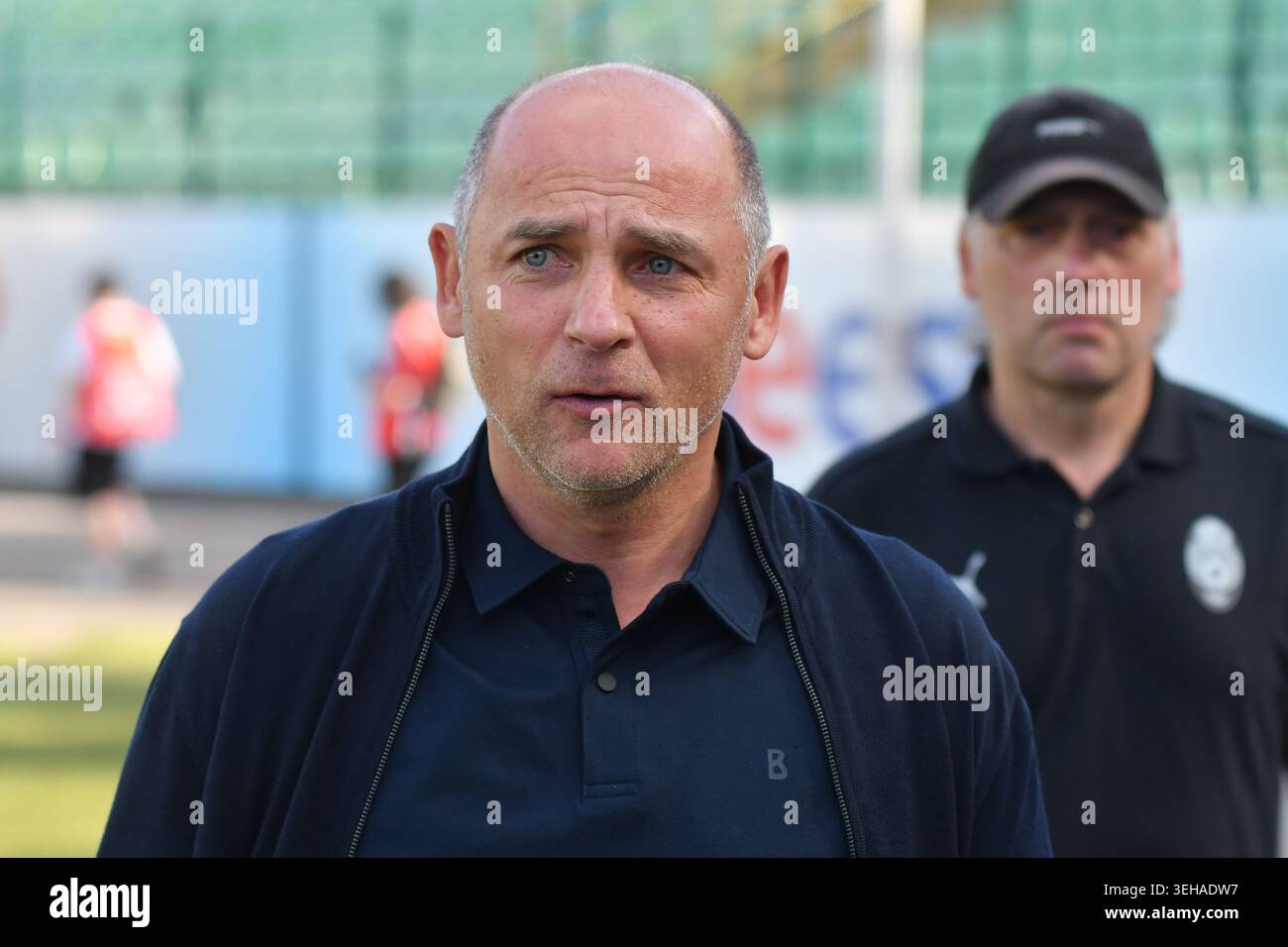Il capo-allenatore Viktor Skrypnyk del FC Zorya Luhansk visto durante la partita di Premier League Ucraina tra FC Karpaty Lviv e FC Zorya Luhansk allo stadio Ukraina Foto Stock