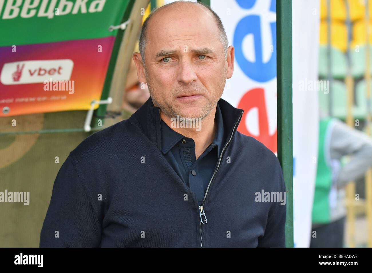 Il capo-allenatore Viktor Skrypnyk del FC Zorya Luhansk visto durante la partita di Premier League Ucraina tra FC Karpaty Lviv e FC Zorya Luhansk allo stadio Ukraina Foto Stock