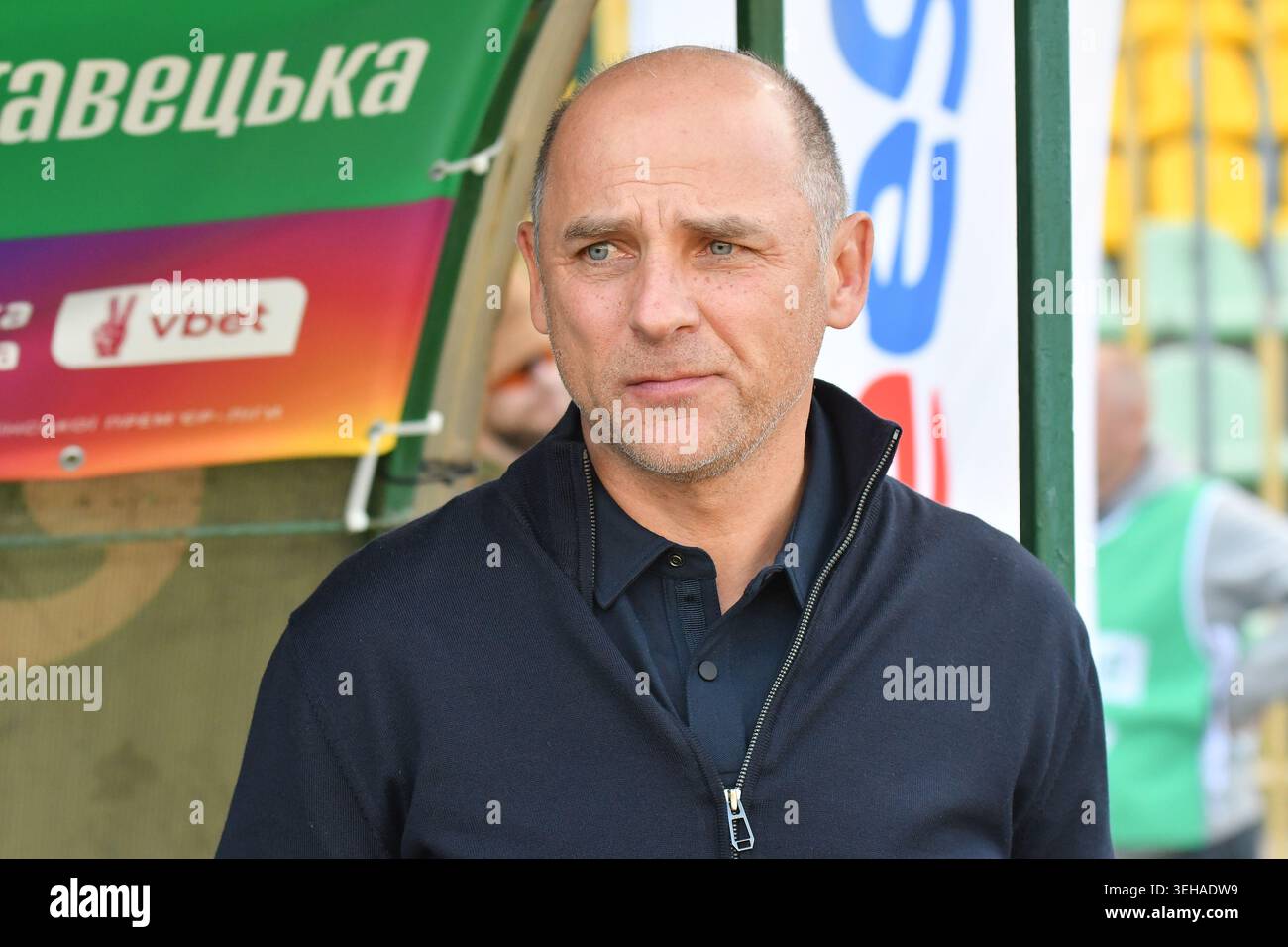 Il capo-allenatore Viktor Skrypnyk del FC Zorya Luhansk visto durante la partita di Premier League Ucraina tra FC Karpaty Lviv e FC Zorya Luhansk allo stadio Ukraina Foto Stock
