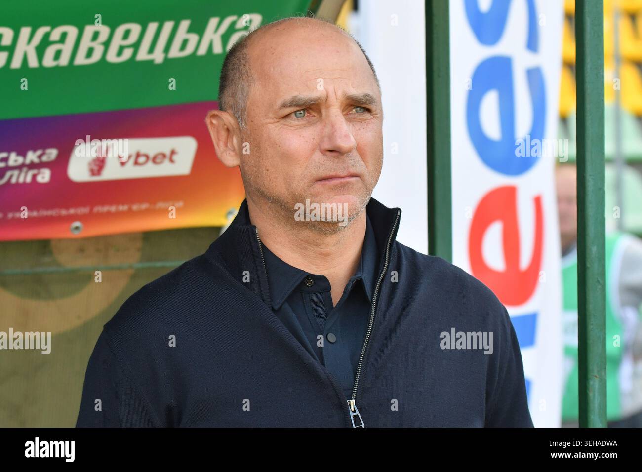 Il capo-allenatore Viktor Skrypnyk del FC Zorya Luhansk visto durante la partita di Premier League Ucraina tra FC Karpaty Lviv e FC Zorya Luhansk allo stadio Ukraina Foto Stock