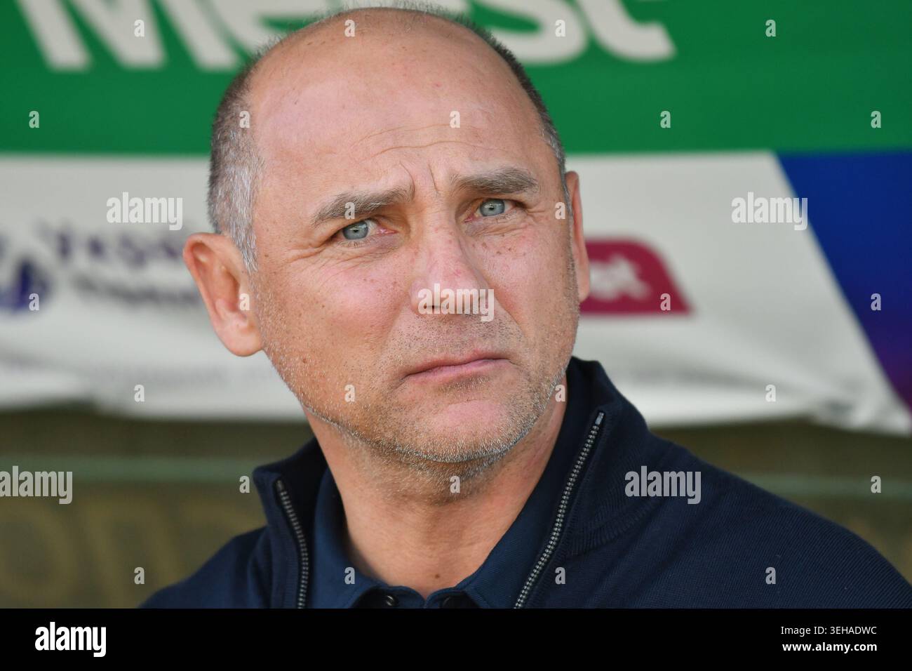 Il capo-allenatore Viktor Skrypnyk del FC Zorya Luhansk visto durante la partita di Premier League Ucraina tra FC Karpaty Lviv e FC Zorya Luhansk allo stadio Ukraina Foto Stock