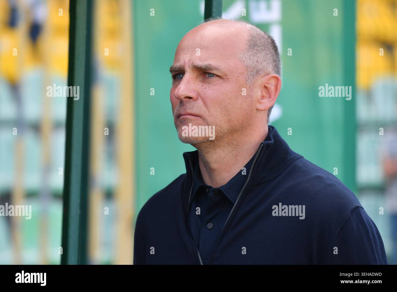 Il capo-allenatore Viktor Skrypnyk del FC Zorya Luhansk visto durante la partita di Premier League Ucraina tra FC Karpaty Lviv e FC Zorya Luhansk allo stadio Ukraina Foto Stock