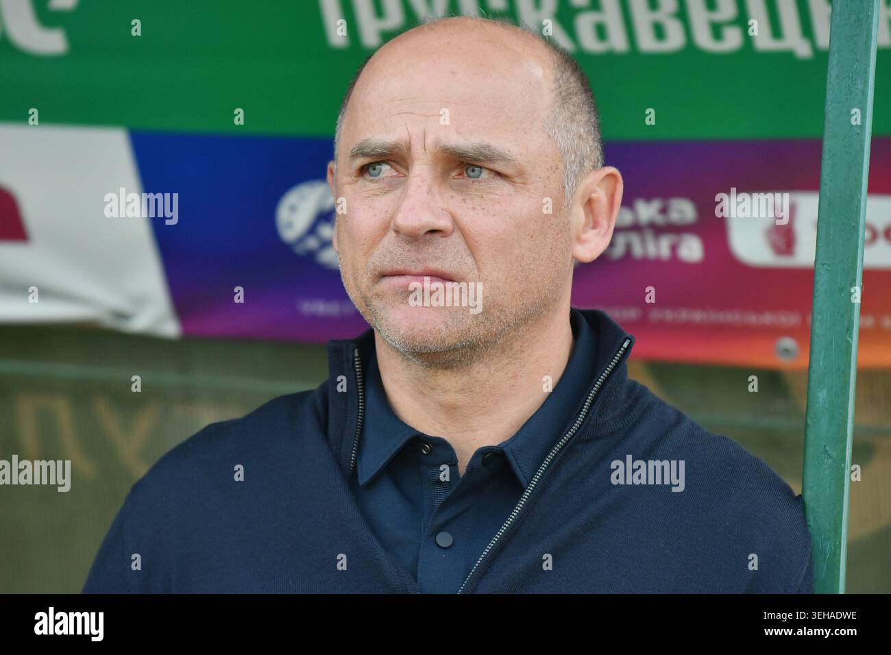 Il capo-allenatore Viktor Skrypnyk del FC Zorya Luhansk visto durante la partita di Premier League Ucraina tra FC Karpaty Lviv e FC Zorya Luhansk allo stadio Ukraina Foto Stock