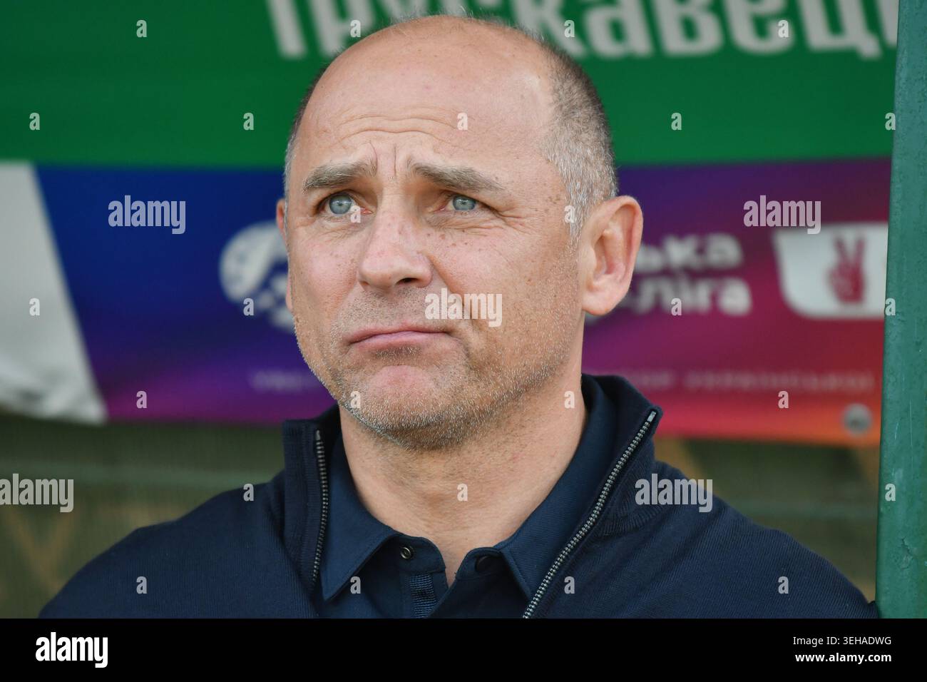 Il capo-allenatore Viktor Skrypnyk del FC Zorya Luhansk visto durante la partita di Premier League Ucraina tra FC Karpaty Lviv e FC Zorya Luhansk allo stadio Ukraina Foto Stock