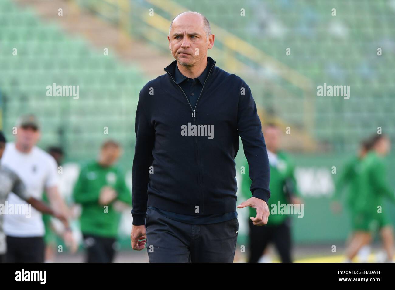 Il capo-allenatore Viktor Skrypnyk del FC Zorya Luhansk visto durante la partita di Premier League Ucraina tra FC Karpaty Lviv e FC Zorya Luhansk allo stadio Ukraina Foto Stock