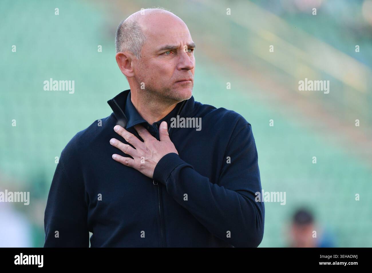 Il capo-allenatore Viktor Skrypnyk del FC Zorya Luhansk visto durante la partita di Premier League Ucraina tra FC Karpaty Lviv e FC Zorya Luhansk allo stadio Ukraina Foto Stock