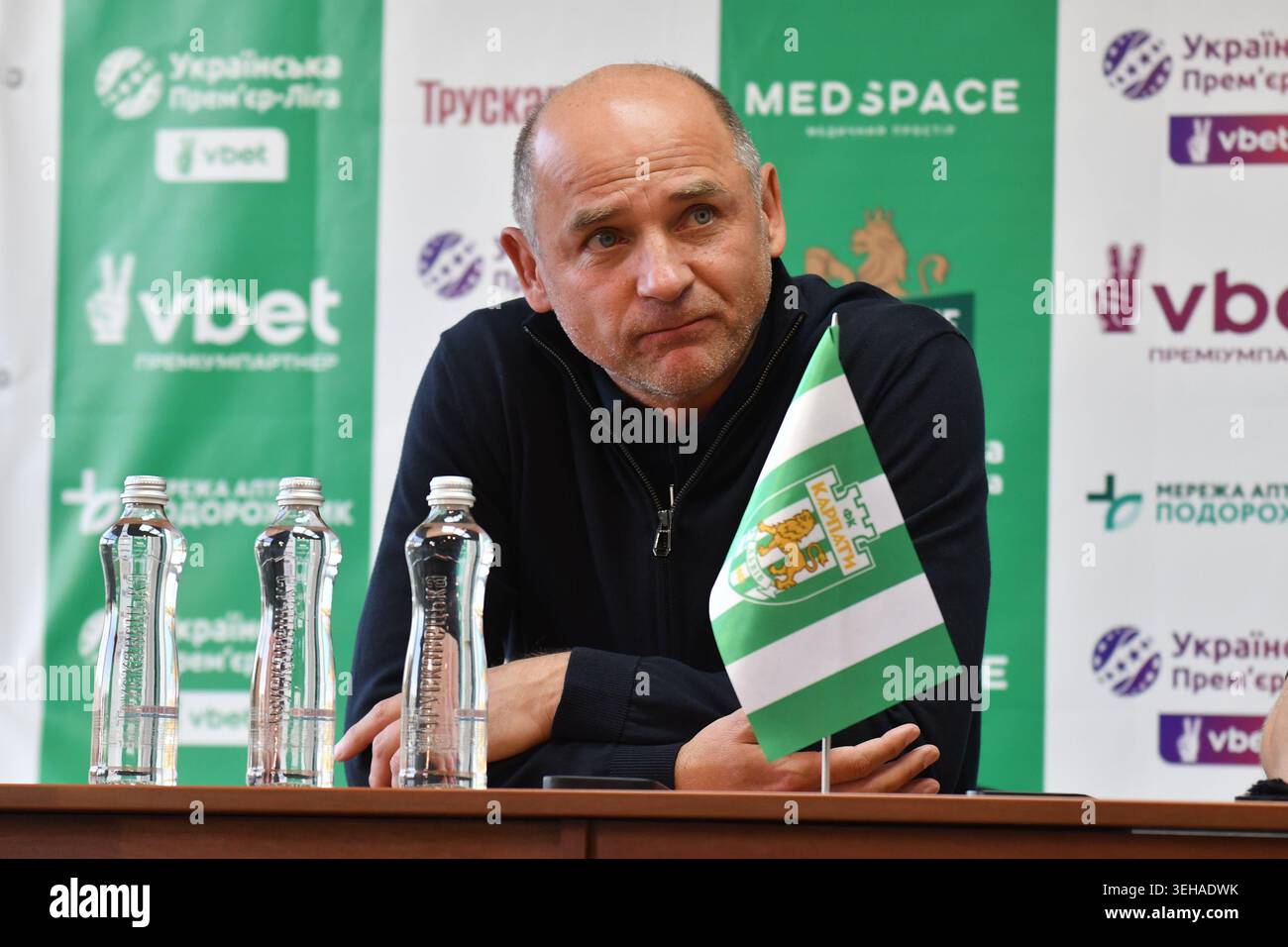 Il capo-allenatore Viktor Skrypnyk del FC Zorya Luhansk visto durante la partita di Premier League Ucraina tra FC Karpaty Lviv e FC Zorya Luhansk allo stadio Ukraina Foto Stock