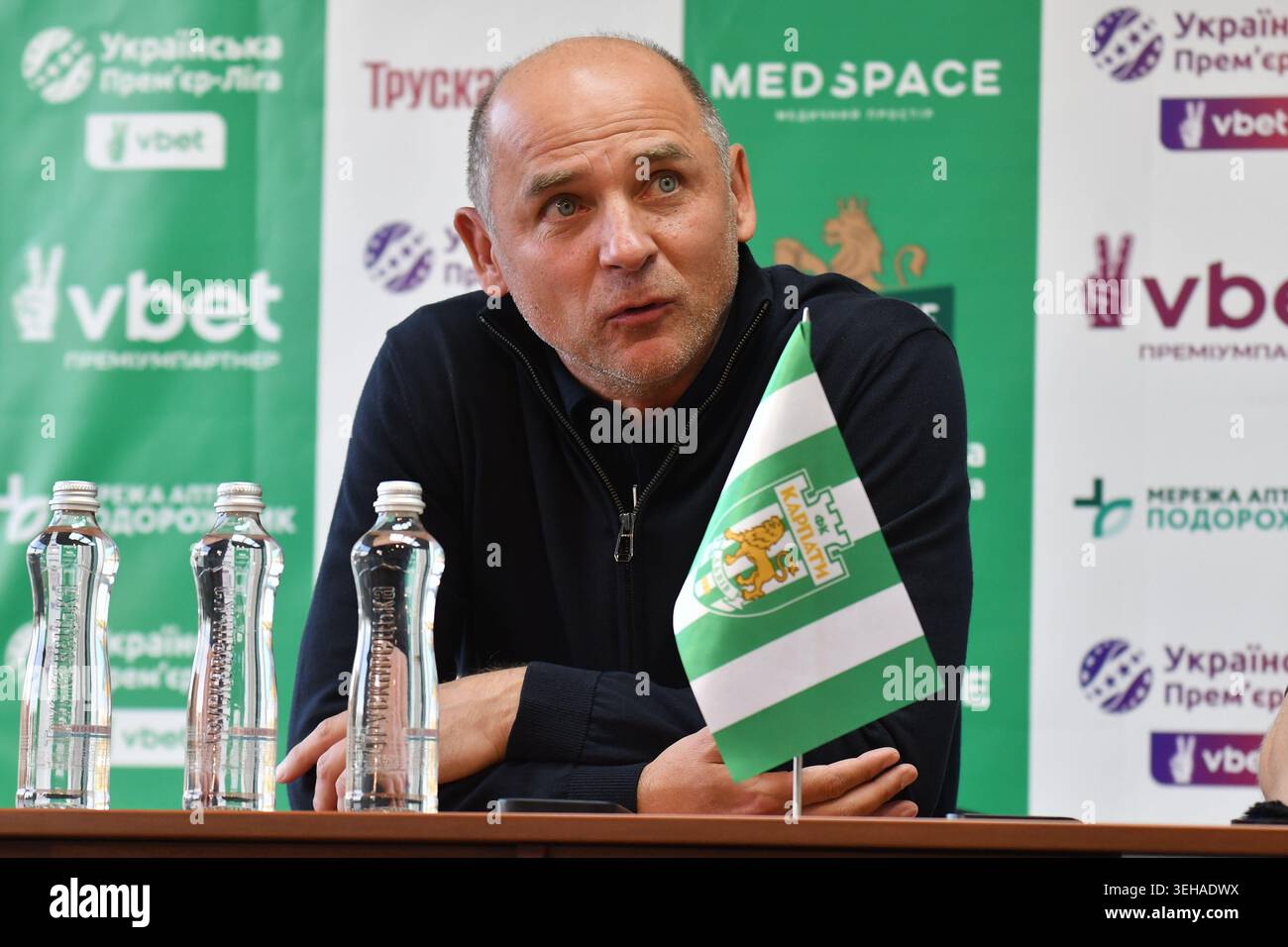 Il capo-allenatore Viktor Skrypnyk del FC Zorya Luhansk visto durante la partita di Premier League Ucraina tra FC Karpaty Lviv e FC Zorya Luhansk allo stadio Ukraina Foto Stock