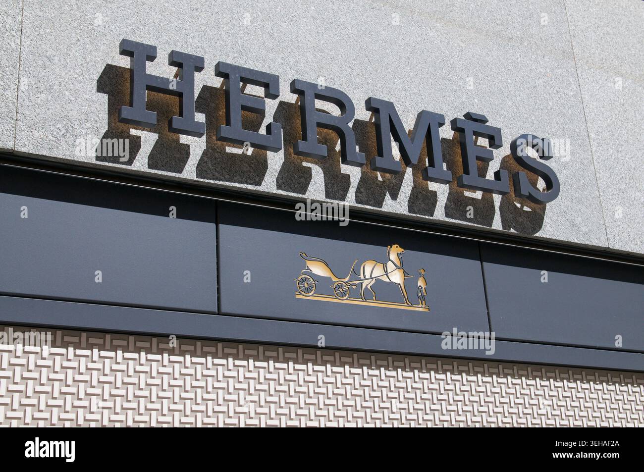 Lugano, Ticino, Svizzera - 12 maggio 2026: Primo piano del prestigioso logo Hermes sulla facciata del negozio di Lugano. Iconico reggiseno francese alla moda di lusso Foto Stock