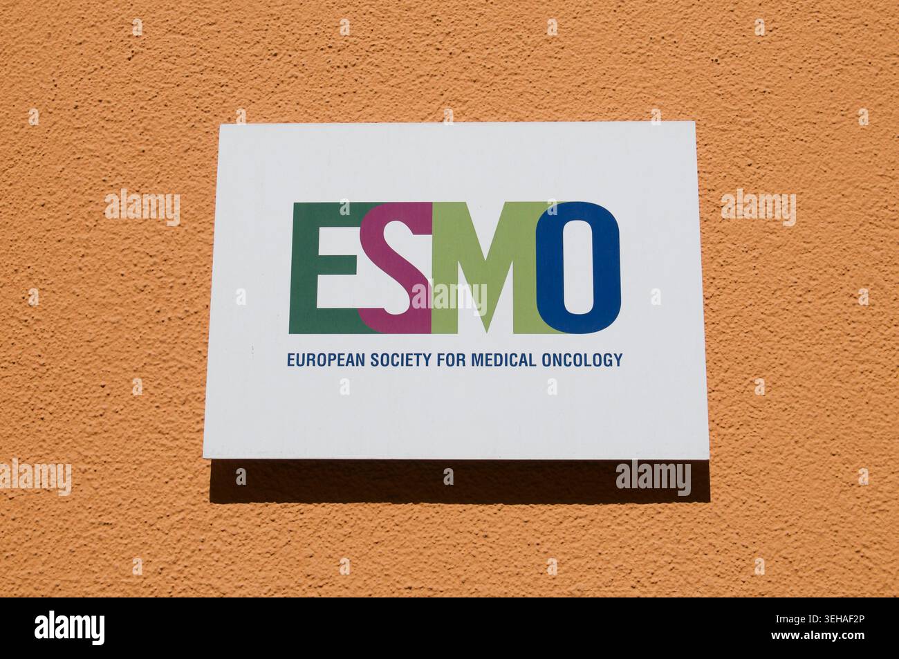 Lugano, Ticino, Svizzera - 12 maggio 2026: Primo piano del segno e logo ufficiale dell'ESMO (società europea di Oncologia medica). Foto Stock