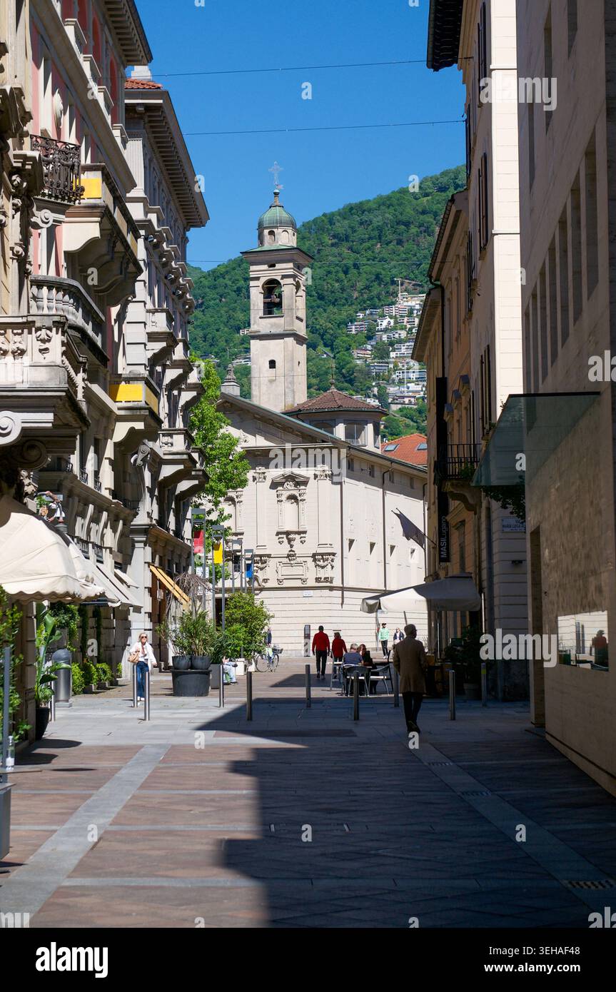 Lugano, Ticino, Svizzera - 12 maggio 2026: Vista panoramica di via Canova e di edifici nel centro storico di Lugano, Ticino Foto Stock