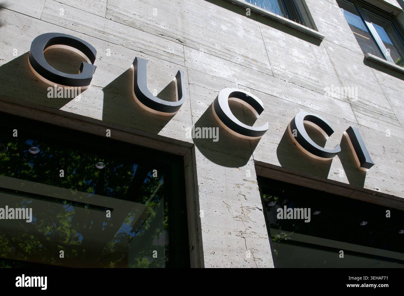 Lugano, Ticino, Svizzera - 12 maggio 2026: Primo piano del prestigioso marchio Gucci di moda di lusso e del logo su una facciata in pietra di via Foto Stock