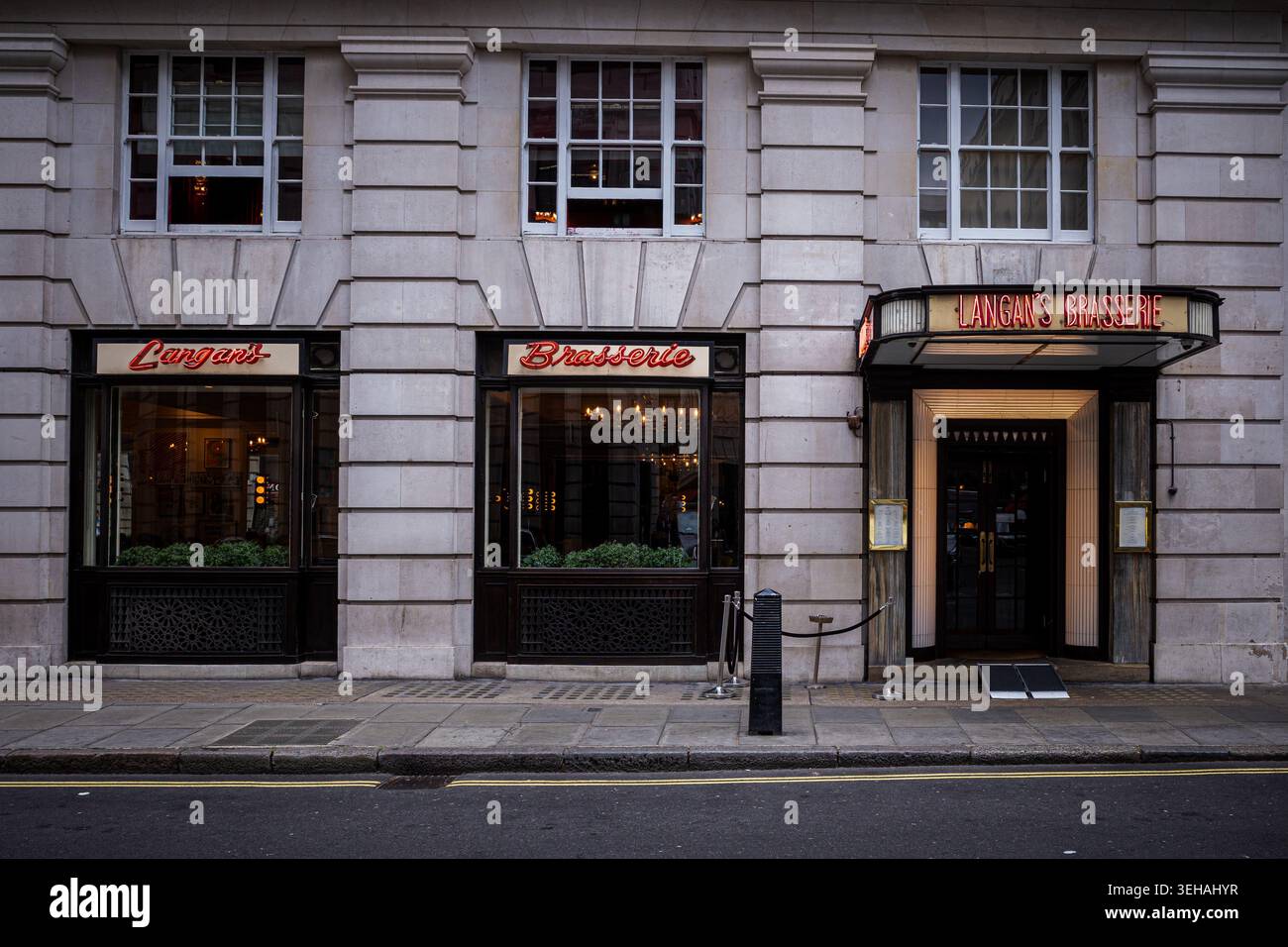 Langan's Brasserie Stratton Street Mayfair, Londra. Fondata nel 1976 da Peter Langan e Michael Caine. Cucina anglo-francese nota per le sue opere d'arte. Foto Stock