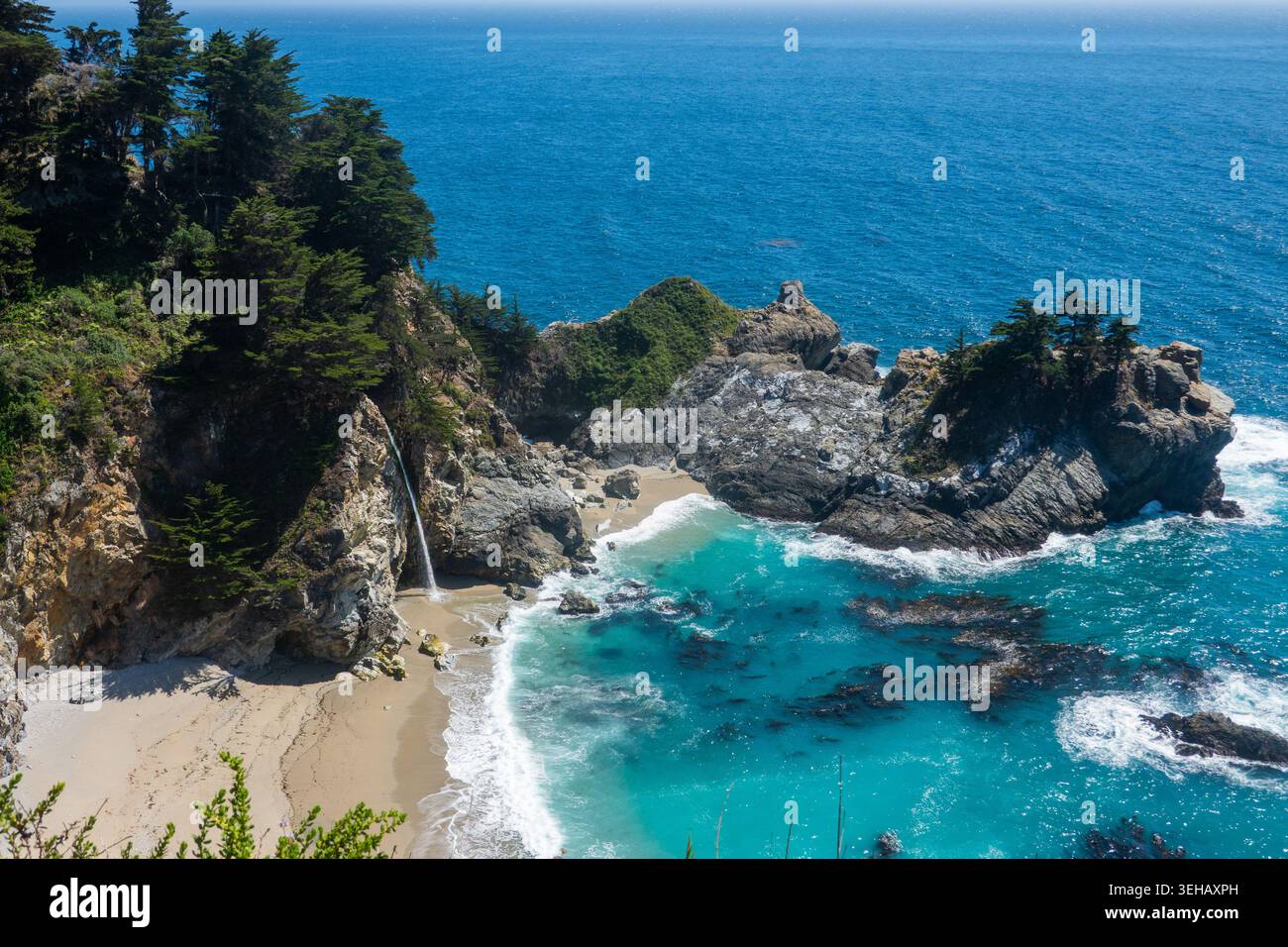 McWay cade al Julia Pfeiffer Burns State Park, Seascape, California; USA Foto Stock
