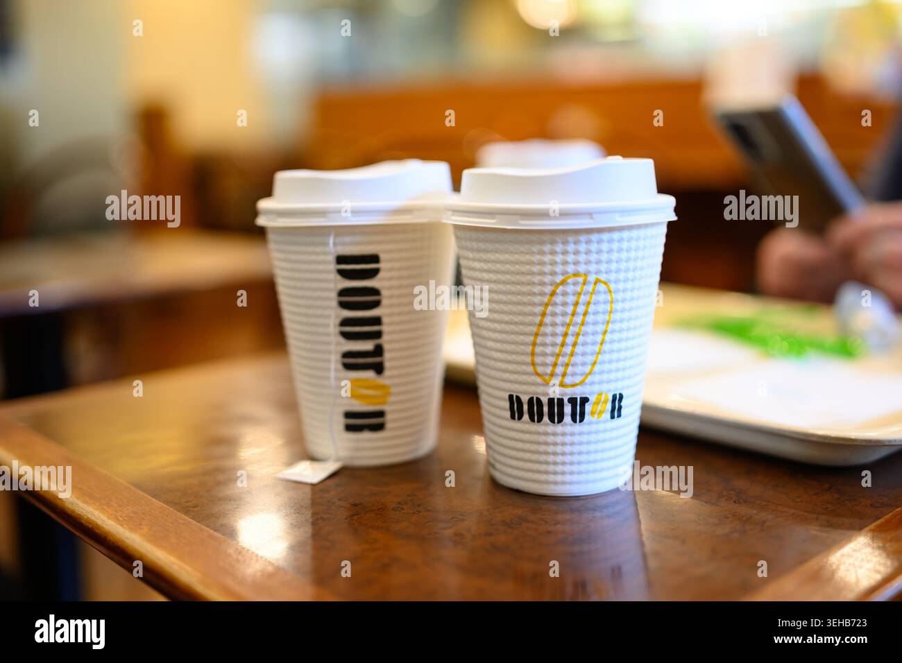 Doutor Coffee, una caffetteria giapponese e catena del tè, tazze di marca Doutor su un tavolo - Yokohama, Giappone - 8 novembre 2025 Foto Stock