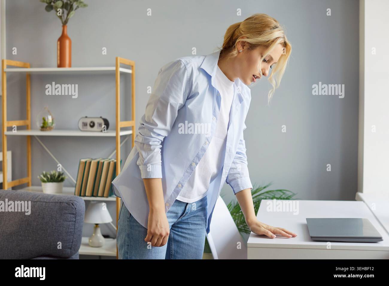 Donna malata che soffre di vertigini e malattie a casa Foto Stock