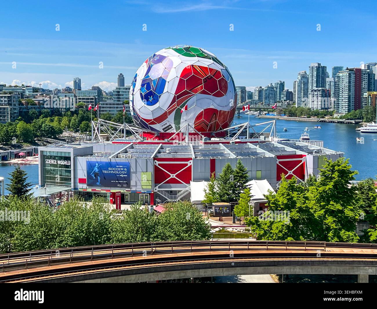 Science World lungo False Creek, Vancouver, British Columbia, ha adornato con una palla di calcio / copertura di calcio in preparazione alla prossima Coppa del mondo FIFA 2026. - Immagine stock catturata con smartphone