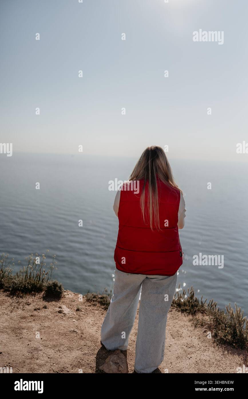 La scogliera Woman Ocean si erge su un'alta sporgenza che si affaccia sul mare calmo per un tranquillo momento di viaggio con spazio fotocopie Foto Stock