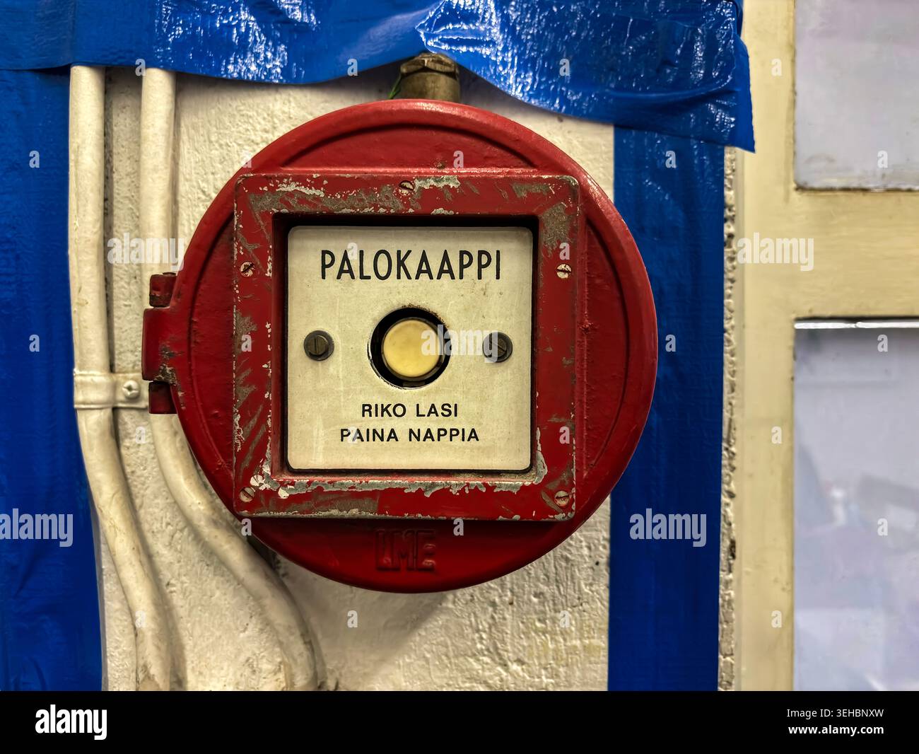 punto di chiamata manuale del sistema di allarme antincendio ben indossato con testo in finlandese. Foto Stock