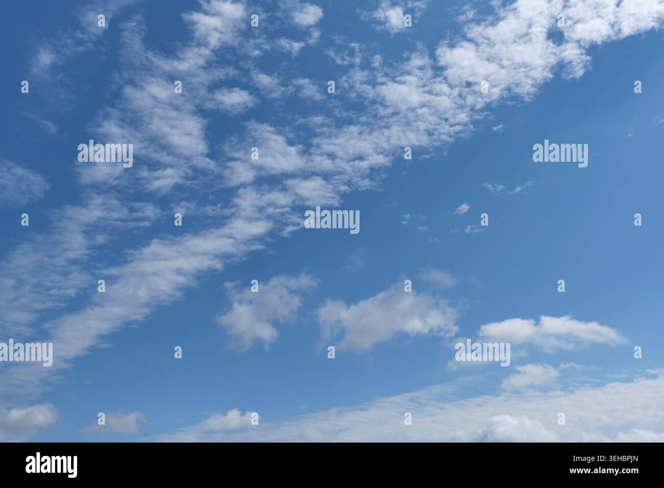 Bellissimo cielo blu con nuvole bianche sparse. Sfondo naturale Foto Stock