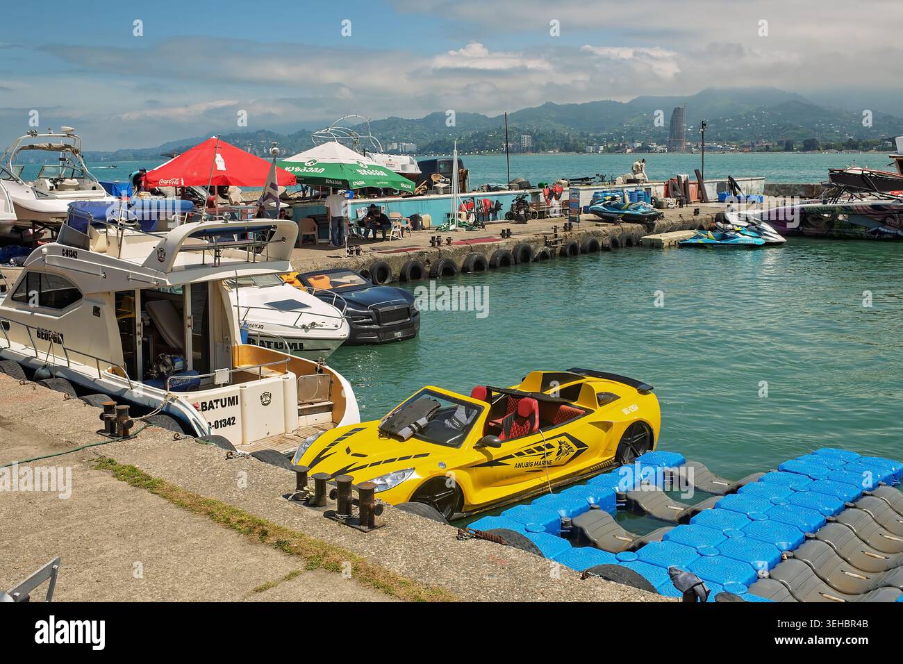 Batumi, Georgia - 23 maggio 2026: Moto d'acqua a forma di auto di lusso ormeggiata in un molo nel porto di Batumi. Foto Stock