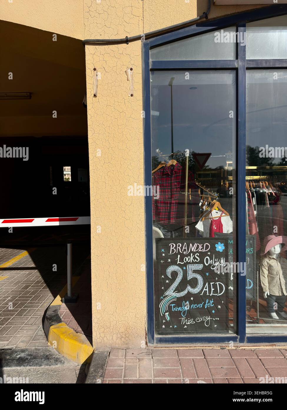 accedi alla vetrina del negozio thrift di dubai Foto Stock