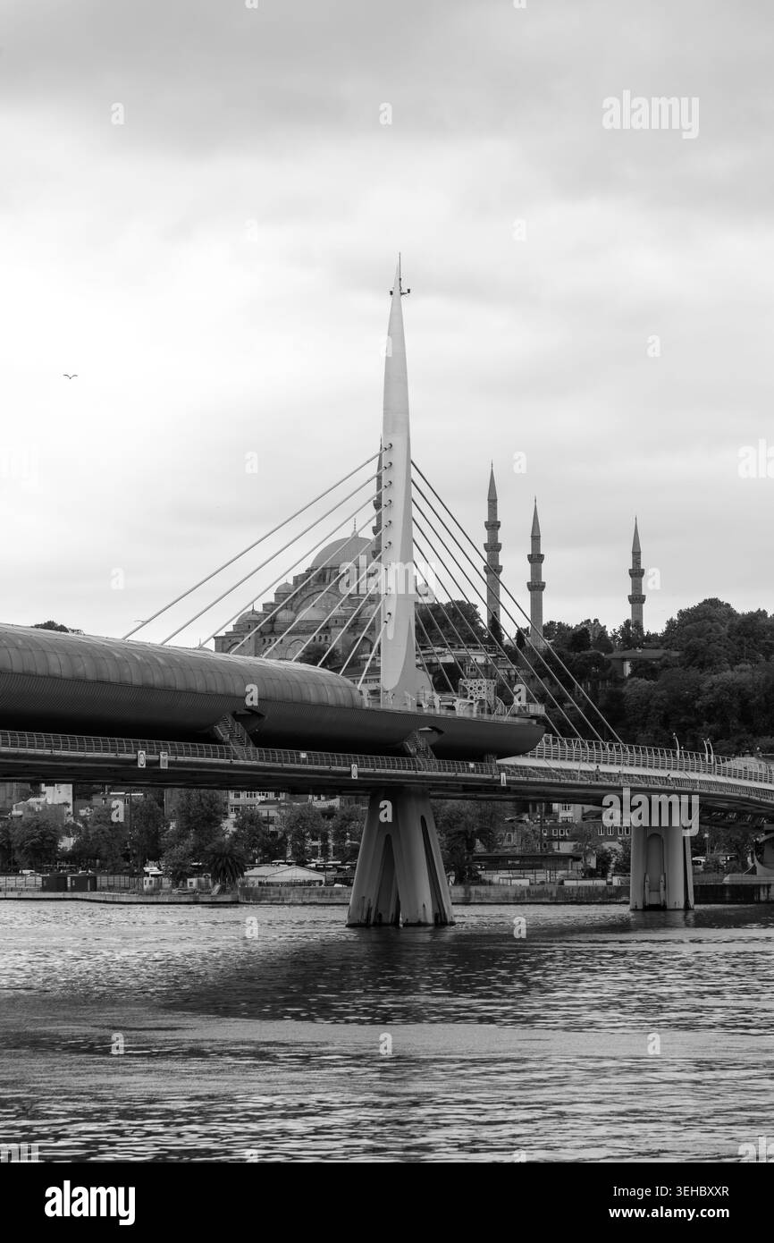 Il ponte della metropolitana che collega due lati del Corno d'Oro a Istanbul, Turkiye Foto Stock