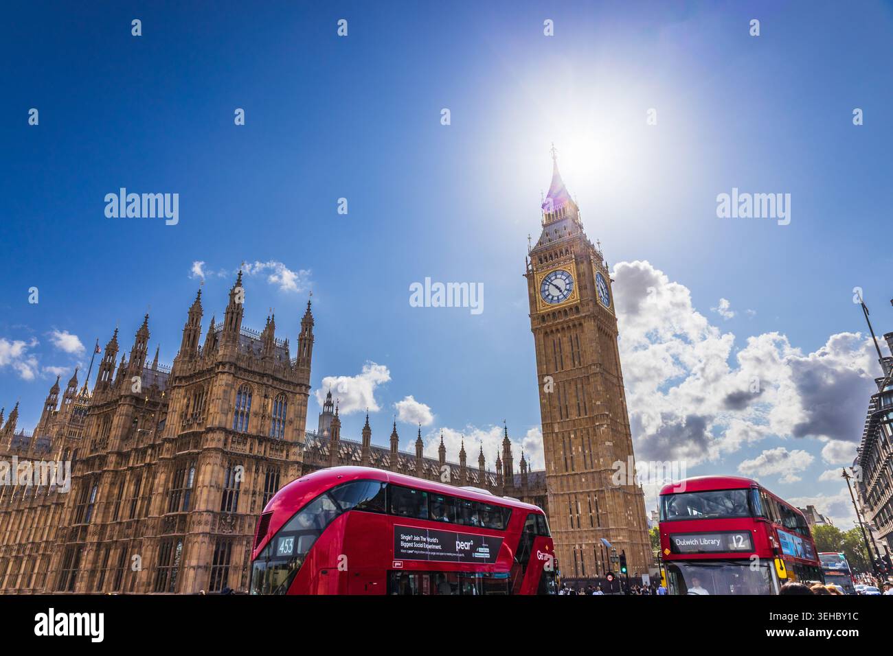 Big Ben e autobus rossi a due piani. Londra, Regno Unito, 9 luglio 2023 Foto Stock
