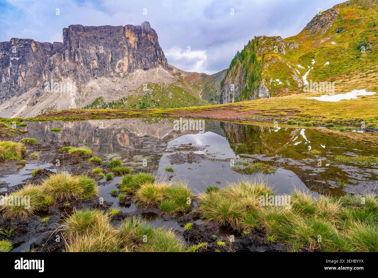 Riflessi specchio dello stagno di Ra Gusela nelle Alpi Dolimte, Italia Foto Stock