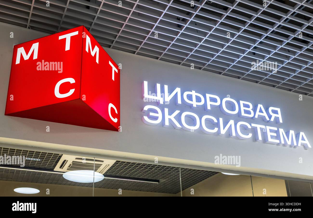 Samara, Russia - 16 maggio 2026: Storesign dell'operatore di telefonia mobile MTS in un centro commerciale. Mobile TeleSystems, MTS PJSC è una società russa di telecomunicazioni Foto Stock