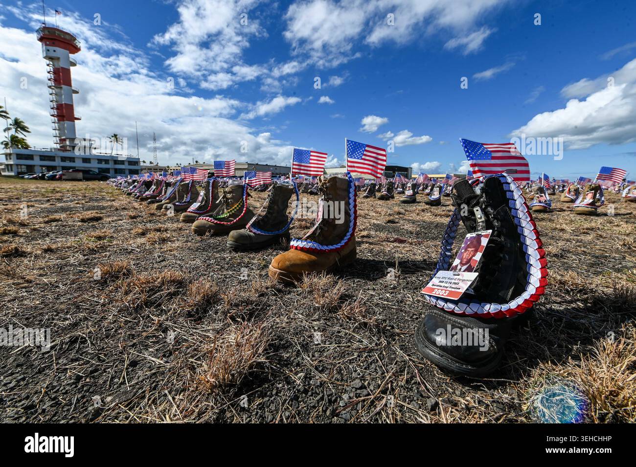 I volontari della Joint base Pearl Harbor-Hickam preparano la mostra del Boot Memorial di quest'anno 9/11 sul Luke Field vicino al Pearl Harbor Aviation Museum, il 4 settembre, Foto Stock