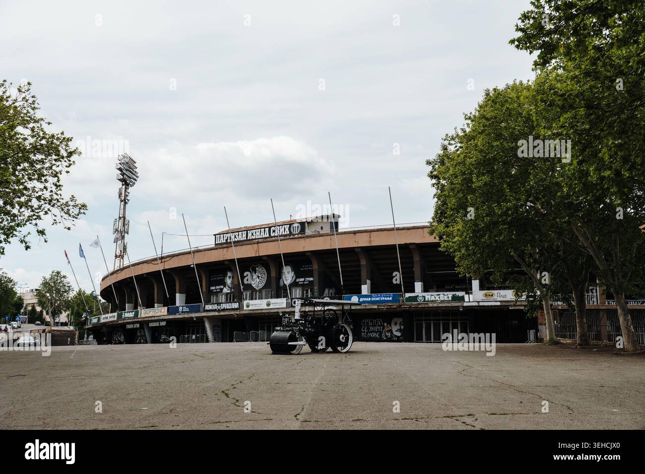 Vista esterna dello stadio di calcio Partizan con murales e dintorni urbani a Belgrado. Belgrado, Serbia - 19 maggio 2026. Foto Stock