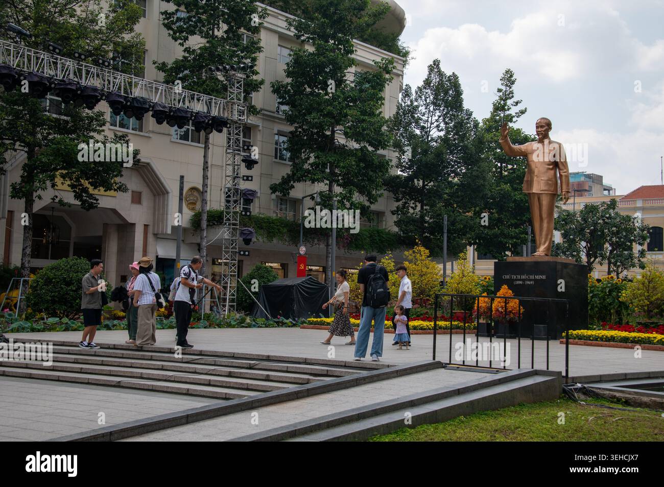 Si trova un'alta statua in bronzo lunga 7,2 metri che simboleggia l'affetto e il rispetto duraturo dei vietnamiti per la statua del padre fondatore di ho chi Minh Foto Stock