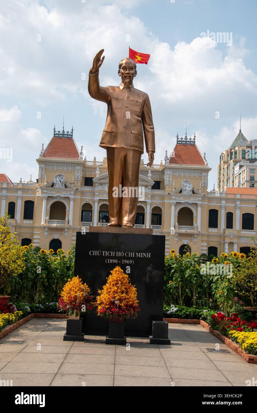 Si trova un'alta statua in bronzo lunga 7,2 metri che simboleggia l'affetto e il rispetto duraturo dei vietnamiti per la statua del padre fondatore di ho chi Minh Foto Stock