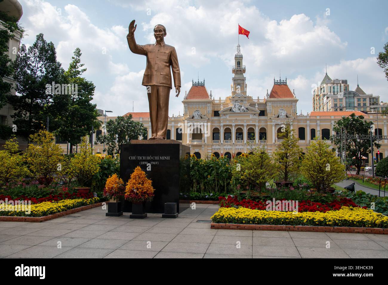 Si trova un'alta statua in bronzo lunga 7,2 metri che simboleggia l'affetto e il rispetto duraturo dei vietnamiti per la statua del padre fondatore di ho chi Minh Foto Stock